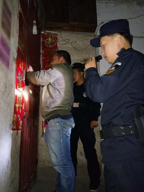 毕节地区粗心妈妈误将幼女锁家中 民警全城寻开锁师傅开门